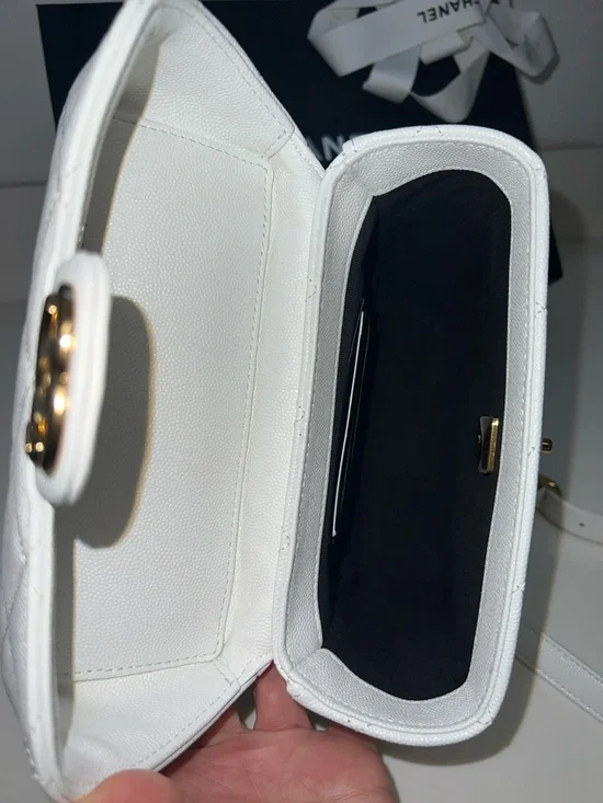 CHANEL White Quilted Top-Handle Shoulder Bag with Gold Hardware - Picture 4 of 7